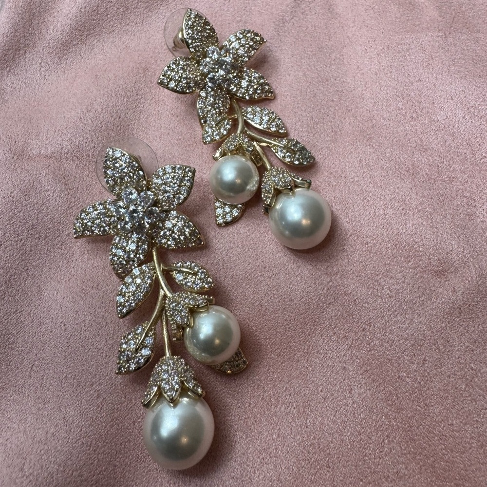 Elegant Gold and Pearl Leaf Drop Earrings - Picture 3 of 4